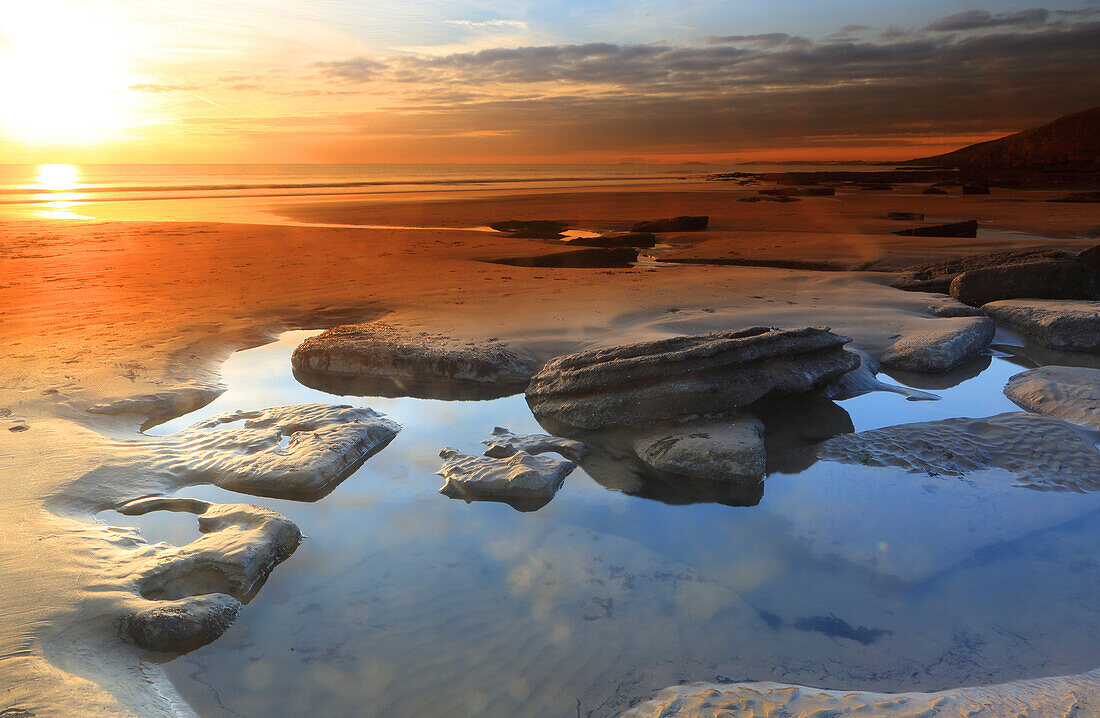 Sonnenuntergang über dem Bristolkanal von der Dunraven Bay,Southerndown,Südwales,Vereinigtes Königreich,Europa