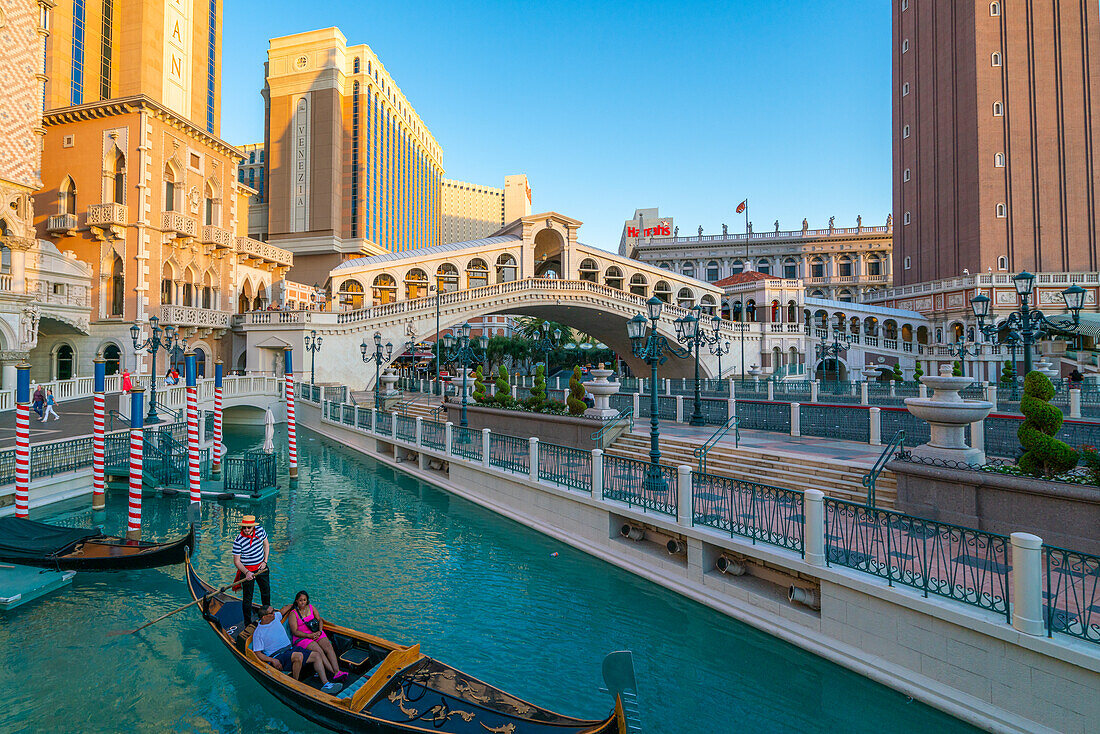 Gondelfahrten im Kanal The Venetian Las Vegas Hotel bei Sonnenuntergang,Las Vegas Strip,Paradise,Las Vegas Boulevard,Las Vegas,Nevada,Vereinigte Staaten von Amerika,Nordamerika