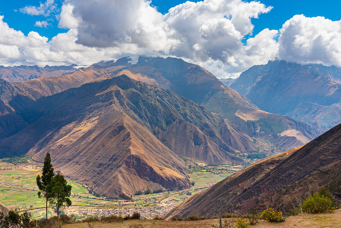 Berge im Sacred Valley vom Aussichtspunkt Huayllabamba aus gesehen,Sacred Valley,Provinz Urubamba,Region Cusco,Peru,Südamerika