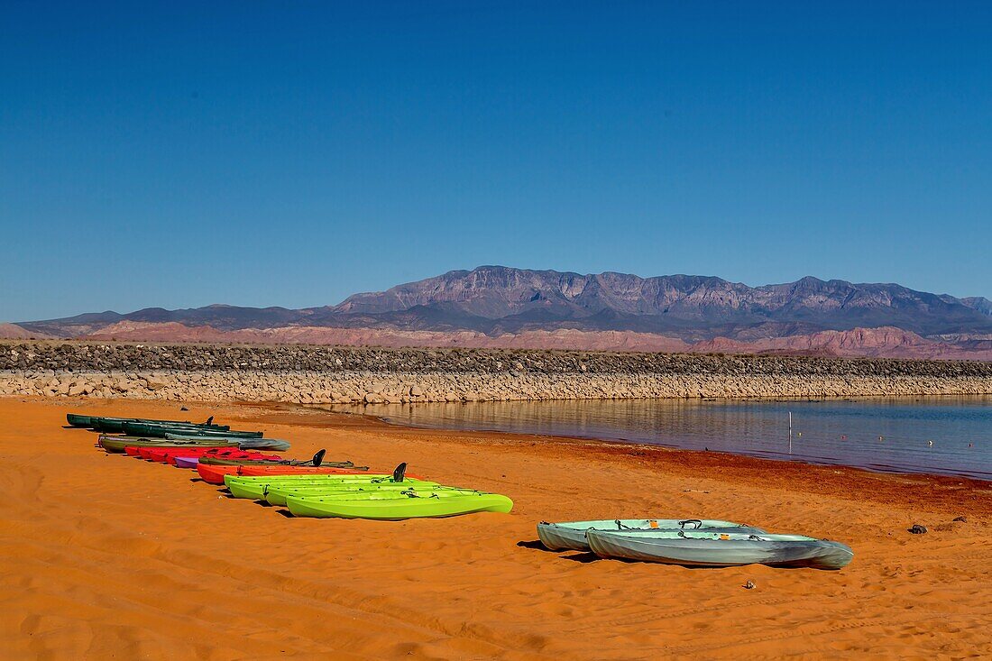 Wasserfahrzeug am Stausee des Sand Hollow State Park,2003 eröffneter 20000 Acre großer Park,bei S.t George,Utah,Vereinigte Staaten von Amerika,Nordamerika