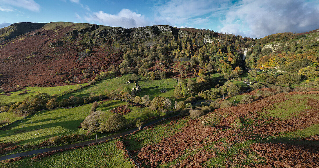 Panoramablick auf den Pistyll Rhaeadr-Wasserfall im Herbst,Llanrhaeadr-ym-Mochnant,Berwyn Mountains,Powys,Wales,Vereinigtes Königreich,Europa