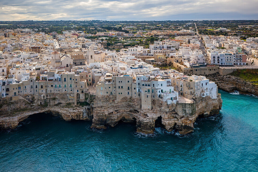 Polignano a Mare,Drohnen-Luftaufnahme der historischen Stadt an den Klippen der Adria mit türkisfarbenem Wasser,Polignano a Mare,Apulien,Italien,Europa