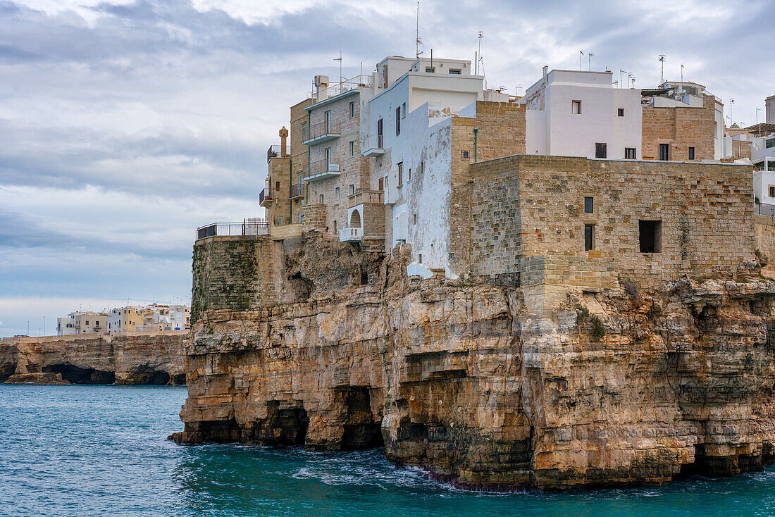 Polignano a Mare historische Küstenstadt mit traditionellen Häusern an den Klippen der Adria mit türkisfarbenem Wasser,Polignano a Mare,Apulien,Italien,Europa