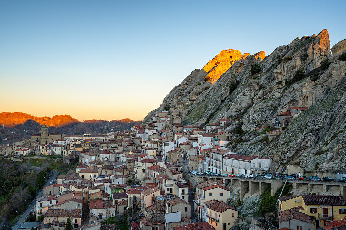 Pietrapertosa historisches Dorf mit Steinhäusern in den Bergen bei Sonnenaufgang,Pietraperosa,Basilikata,Italien,Europa