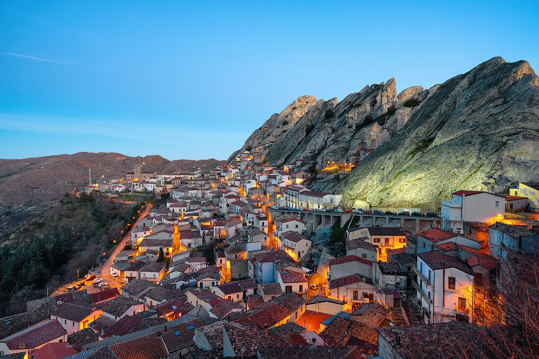 Pietrapertosa historisches Dorf mit Steinhäusern in den Bergen bei Sonnenaufgang,Pietraperosa,Basilikata,Italien,Europa