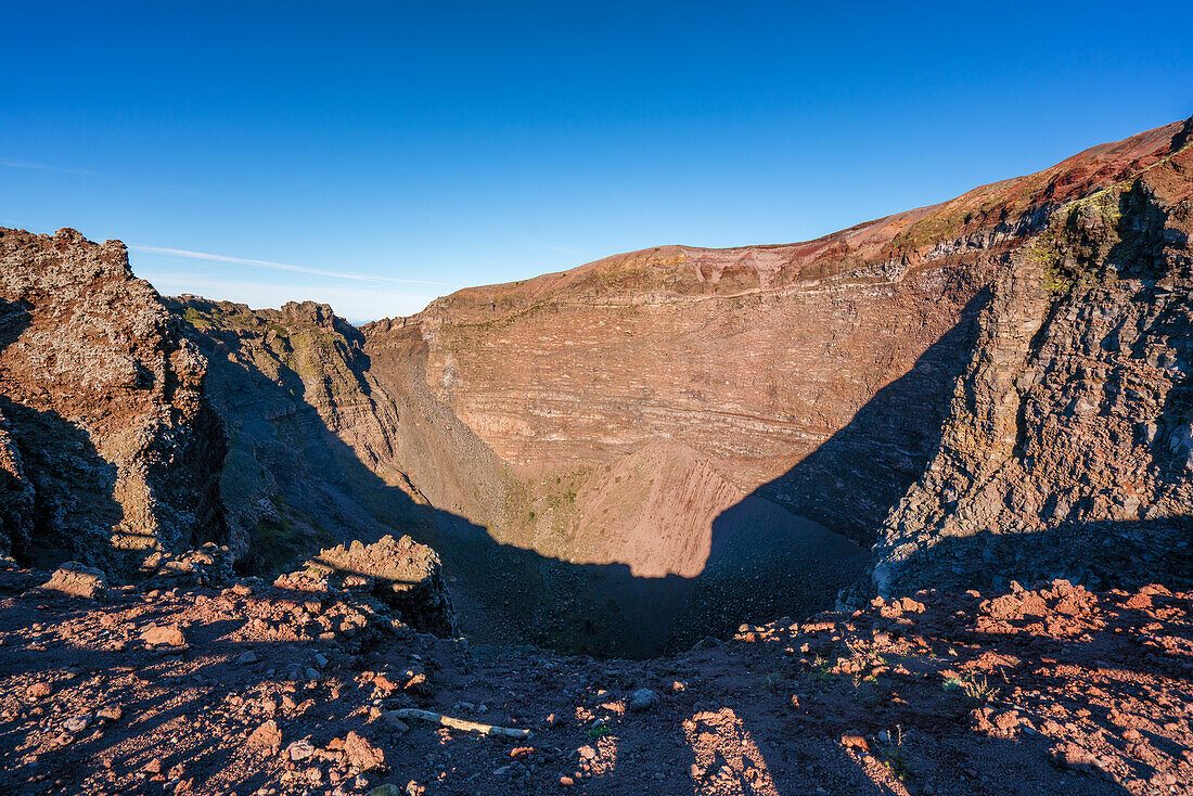 Vulkankrater und rote Felsenlandschaft des Vesuvs,bei Neapel,Kampanien,Italien,Europa