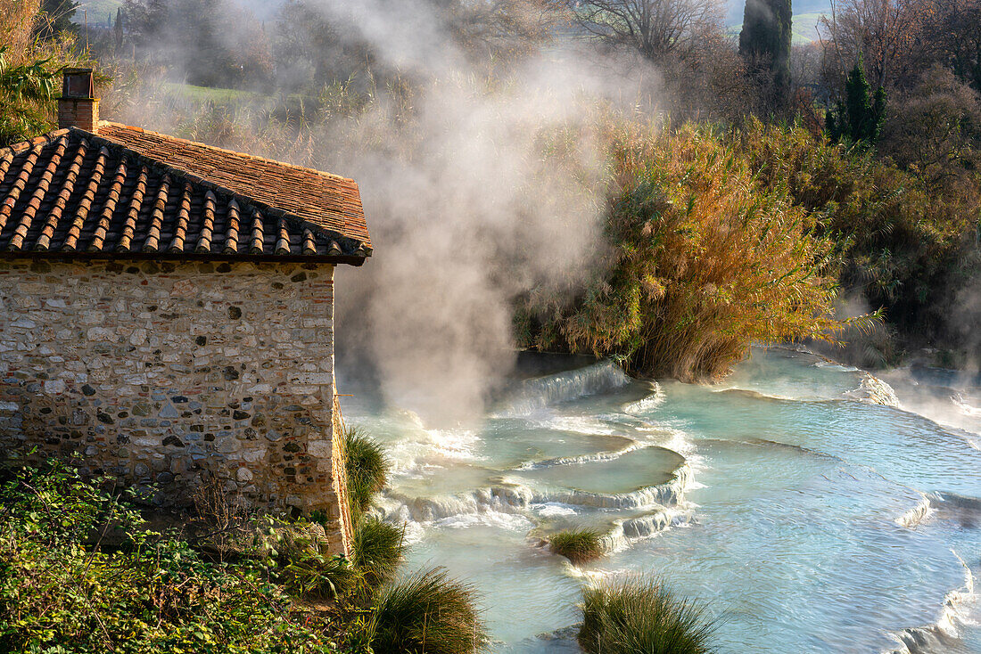 Saturnia heiße Quellen mit türkisfarbenem Wasser und einer alten Mühle,Saturnia,Toskana,Italien,Europa