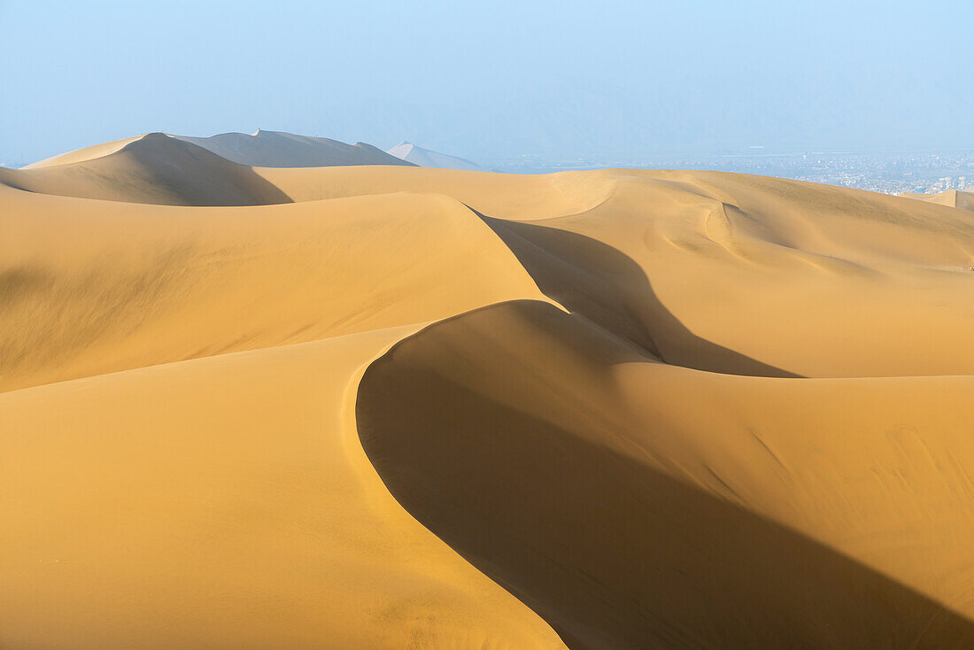 Sanddünen in der Wüste,Huacachina,Bezirk Ica,Provinz Ica,Region Ica,Peru,Südamerika