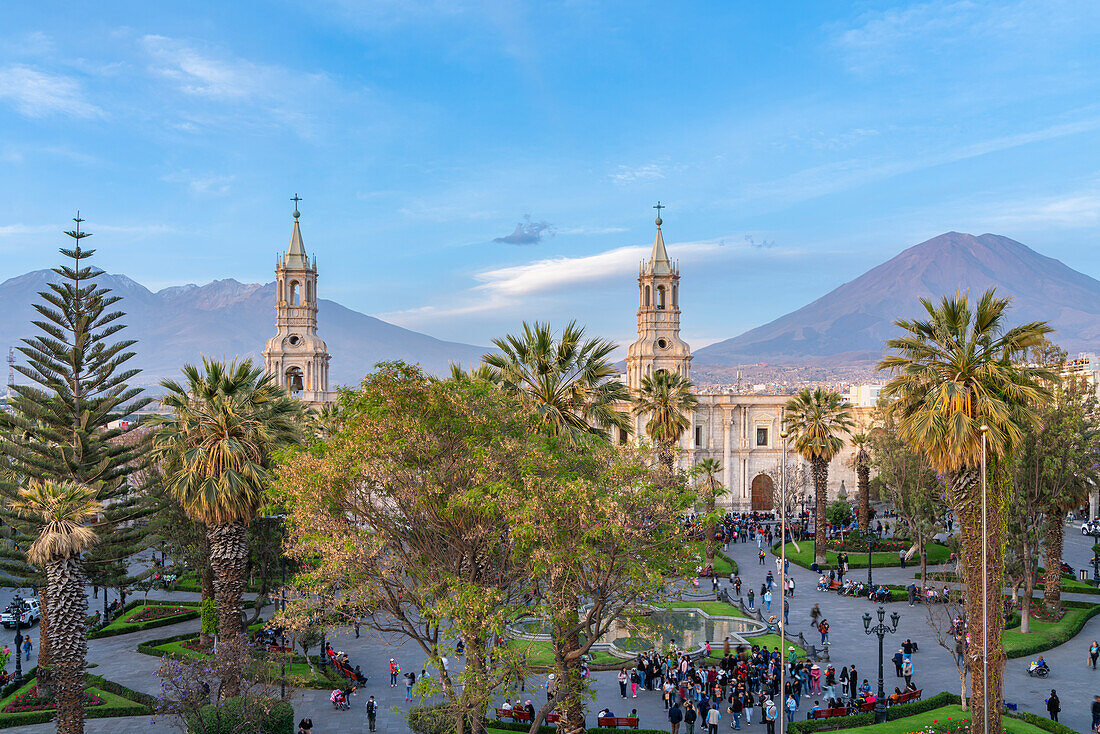 Die Vulkane El Misti und Chachani erheben sich über der Basilika der Kathedrale von Arequipa am Plaza de Armas,UNESCO-Weltkulturerbe,Arequipa,Peru,Südamerika