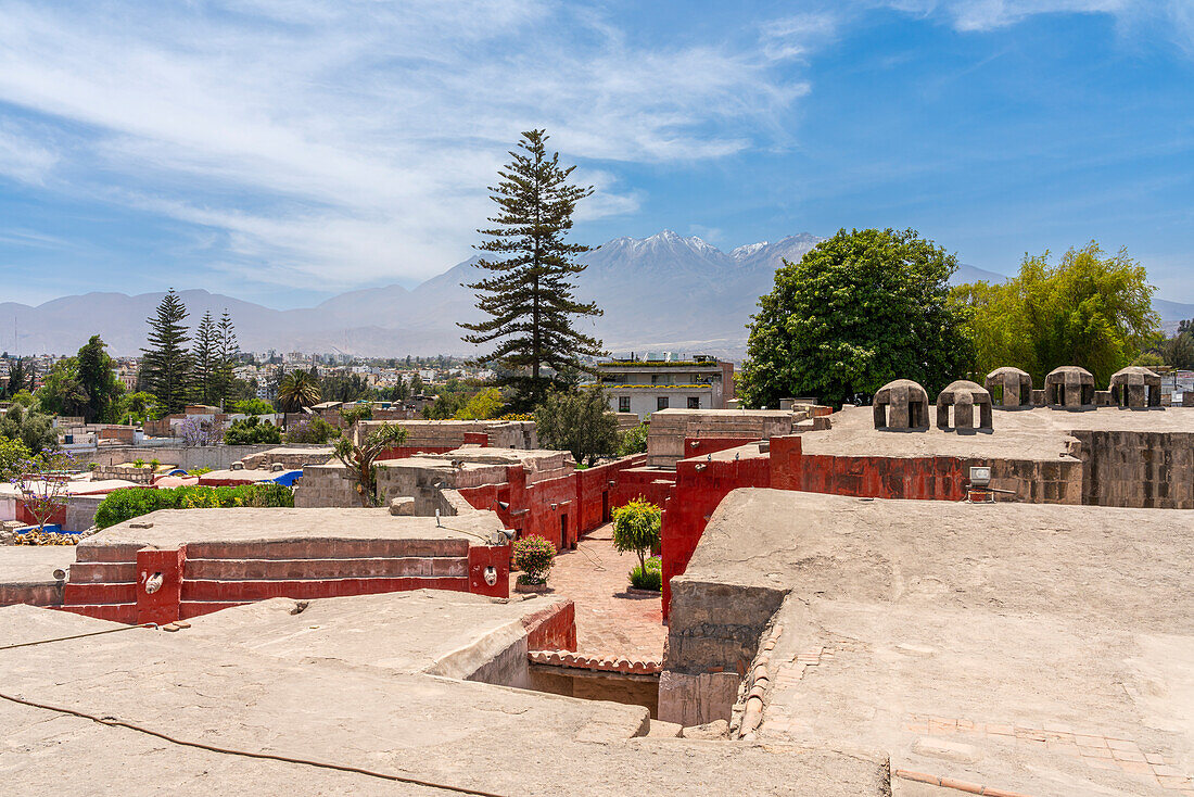 Der Vulkan Chachani erhebt sich über dem Kloster Santa Catalina,UNESCO-Weltkulturerbe,Arequipa,Peru,Südamerika