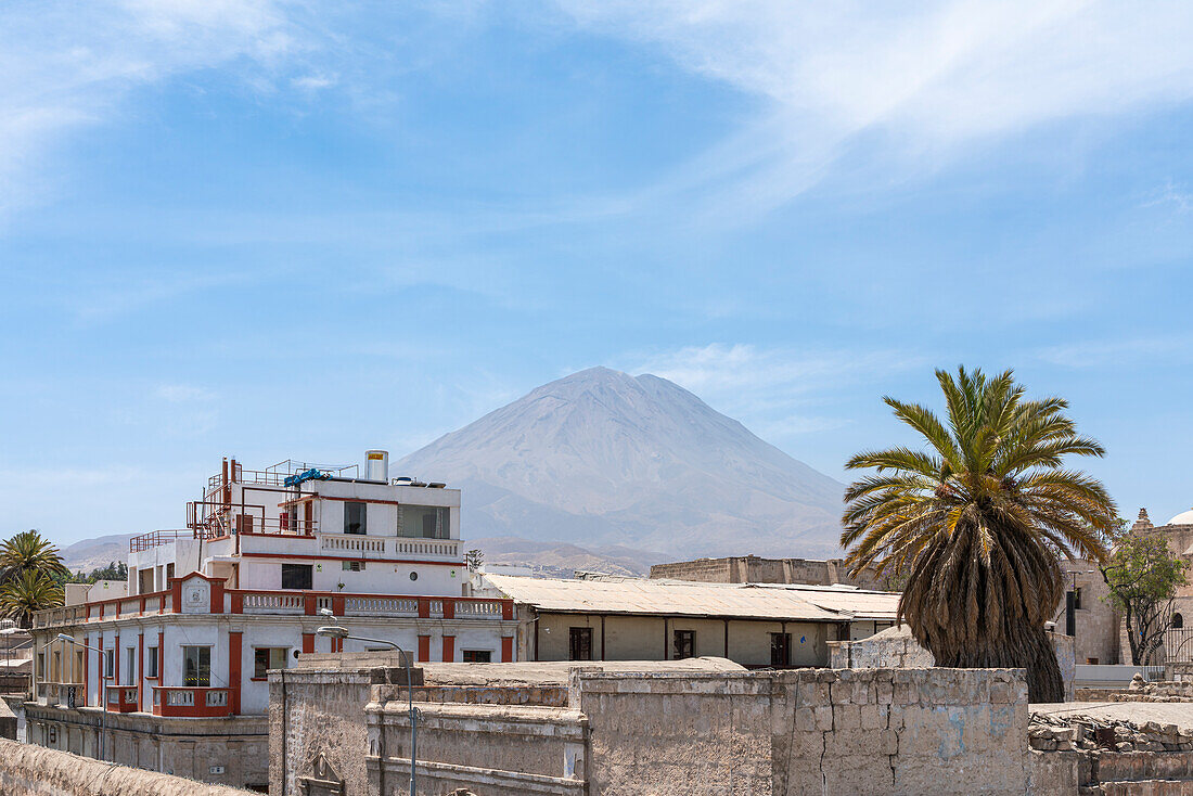 Vulkan El Misti,der sich über der weißen Stadt Arequipa erhebt,UNESCO-Welterbe,Arequipa,Peru,Südamerika