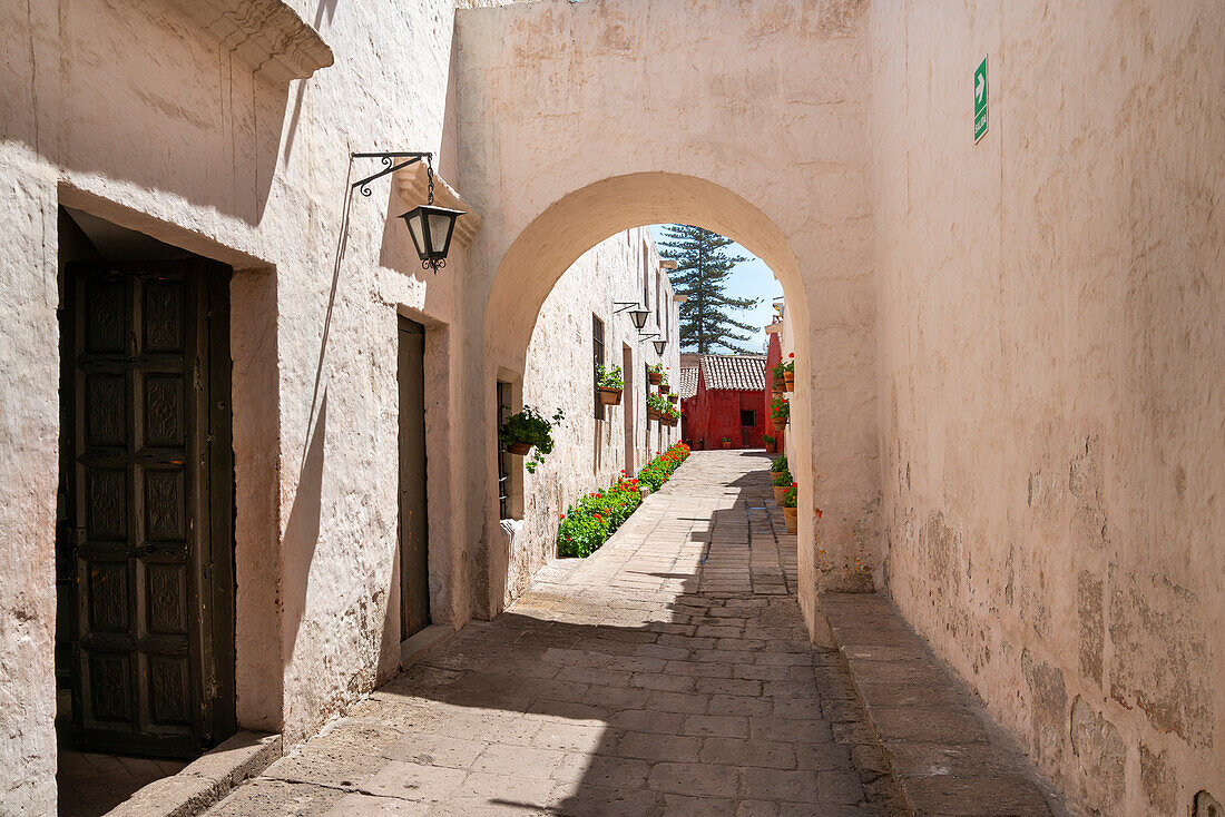 Weißer Teil des Kreuzgangs und Klosters Santa Catalina de Siena,UNESCO-Welterbe,Arequipa,Peru,Südamerika