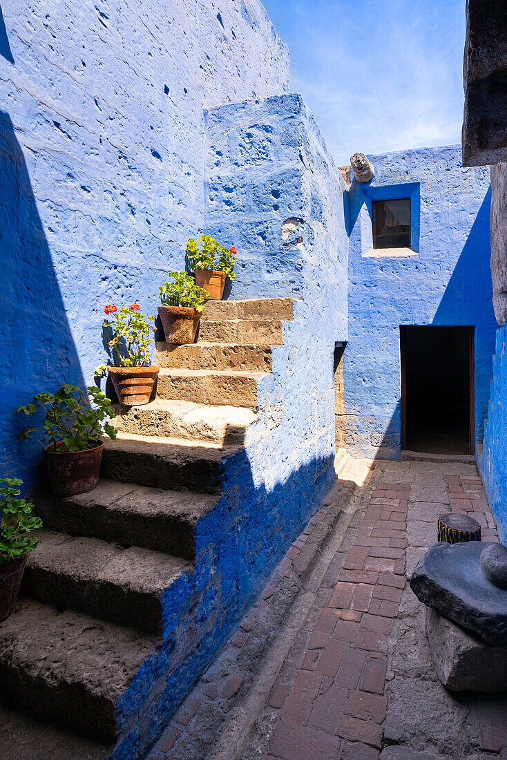 Blauer Abschnitt des Kreuzgangs und Klosters Santa Catalina de Siena,UNESCO-Weltkulturerbe,Arequipa,Peru,Südamerika