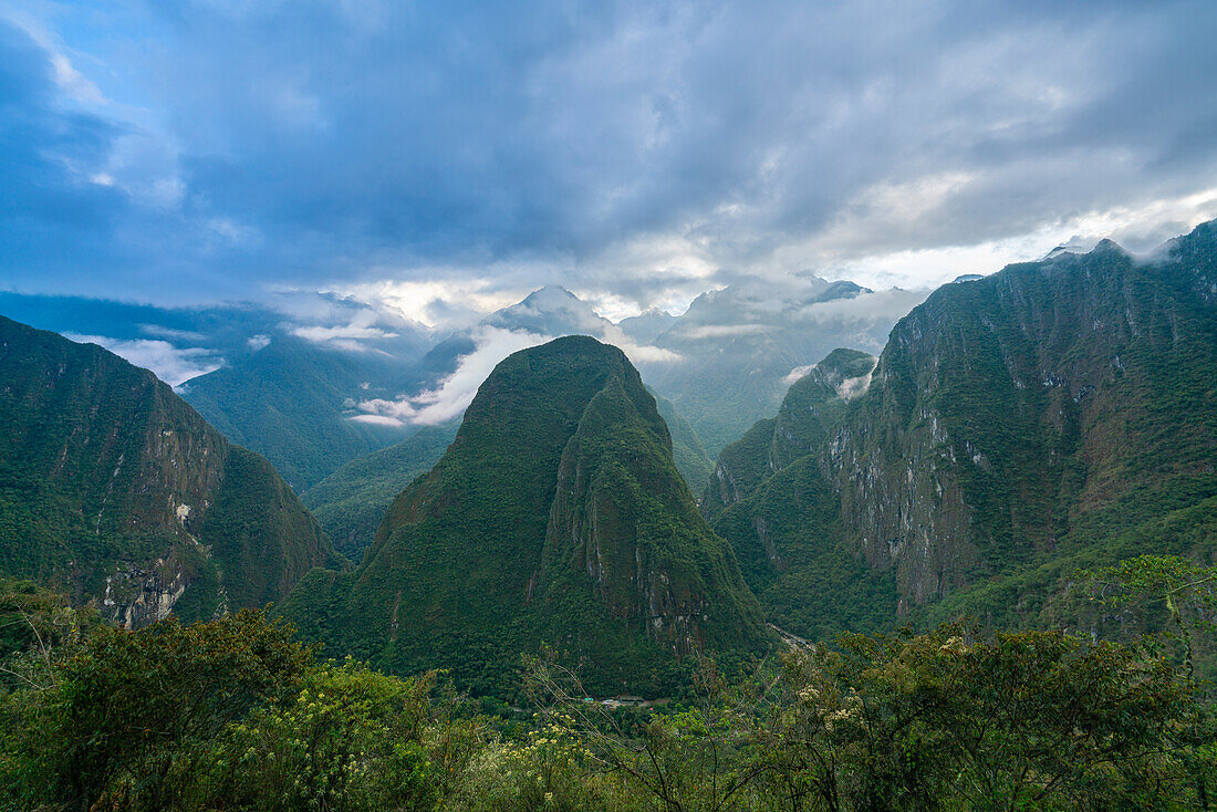 Der Berg Phutuq K'usi (Putucusi) am Urubamba-Fluss vom Weg nach Machu Picchu aus gesehen,Heiliges Tal,Peru,Südamerika