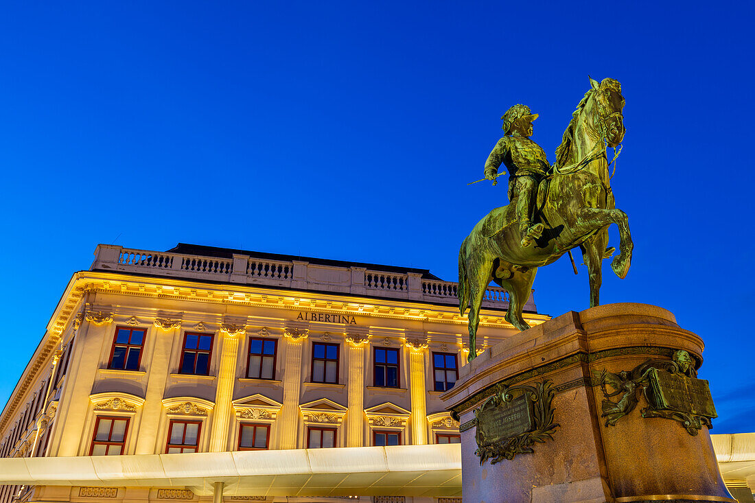 Reiterstandbild von Erzherzog Albrecht,Albertina Museum,Nachtaufnahme,Wien,Österreich,Europa