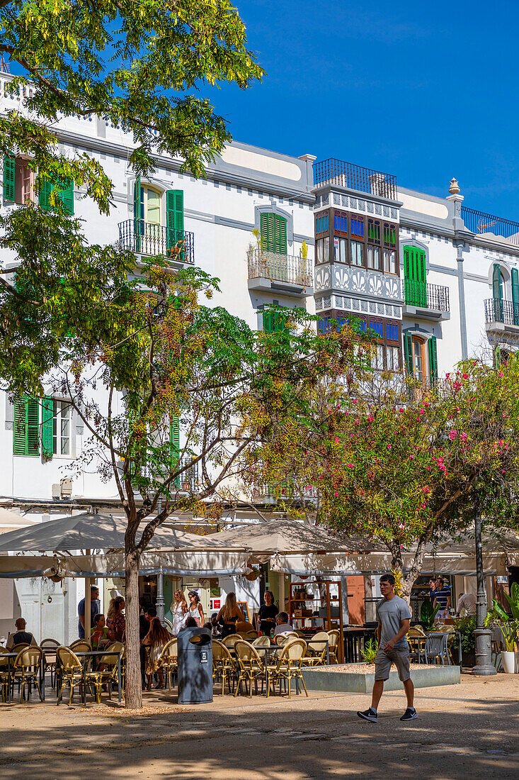 Geschäfte und Restaurants auf dem Passeig de Vara de Rey,Ibiza-Stadt,Ibiza,Balearen,Spanien,Mittelmeer,Europa