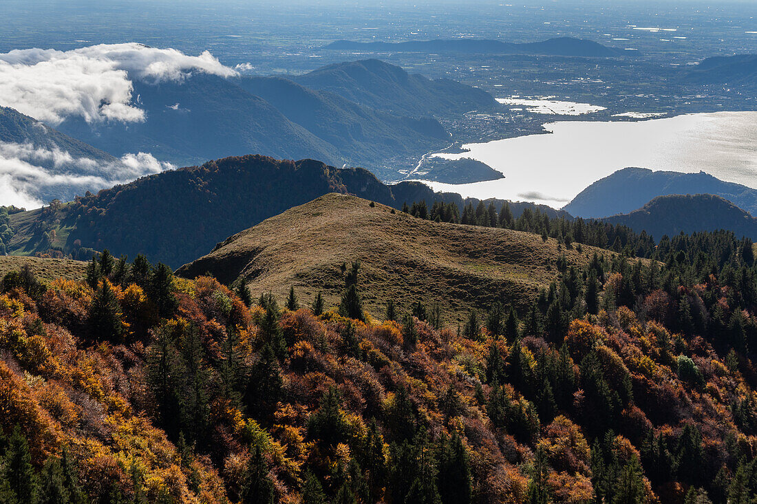 Herbstzeit in Brescia prealpi mit Blick auf den Iseosee,Provinz Brescia,Region Lombardei,Italien,Europa