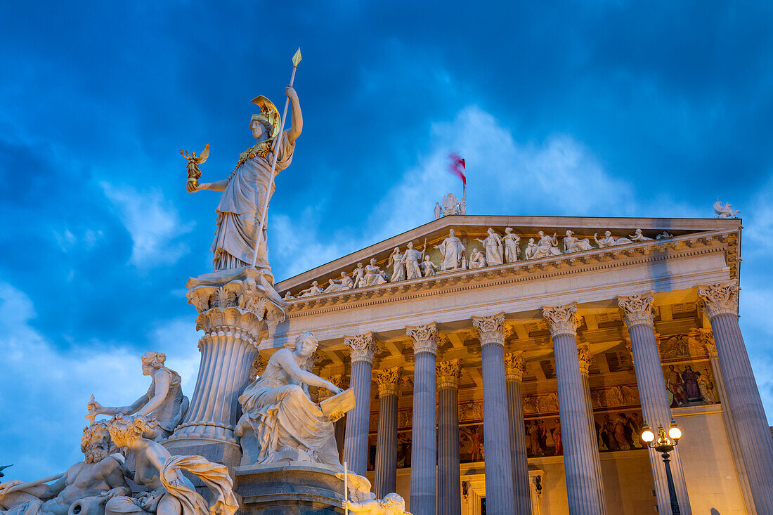 Pallas-Athene-Statue,Österreichisches Parlament,UNESCO-Welterbe,Dämmerungsaufnahme,Wien,Österreich,Europa