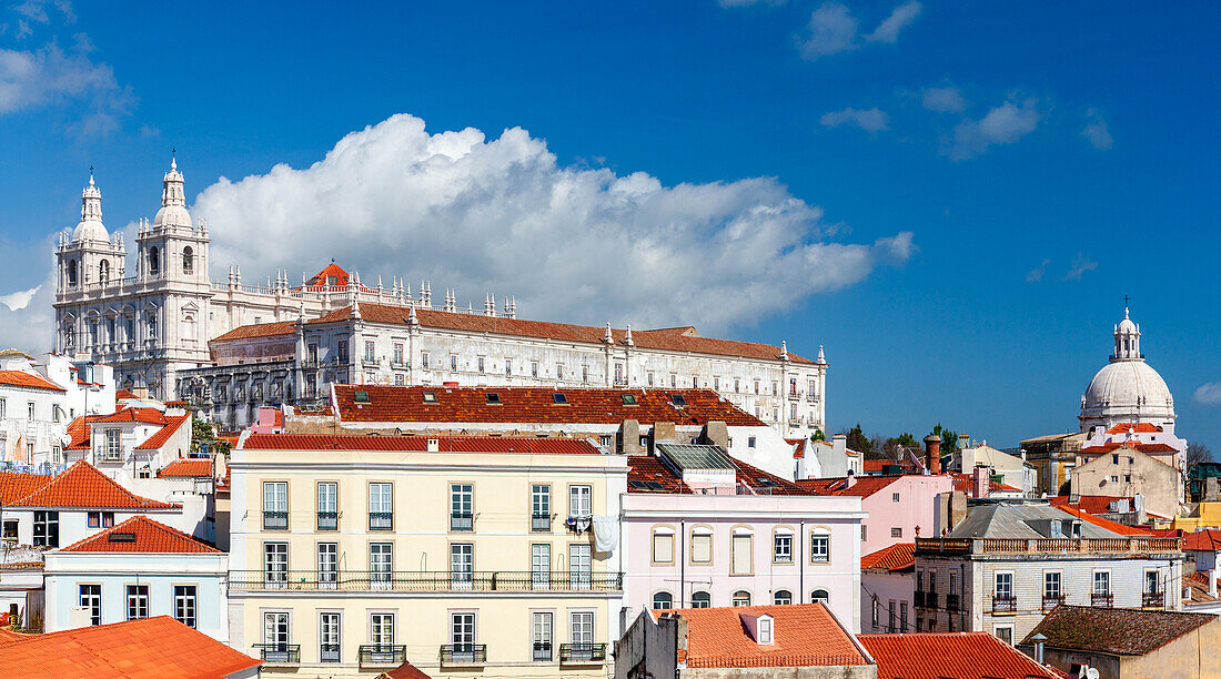 Erkunden Sie die atemberaubende Architektur Lissabons mit den Kirchen Santa Engracia und Sao Miguel vor einem strahlend blauen Himmel.