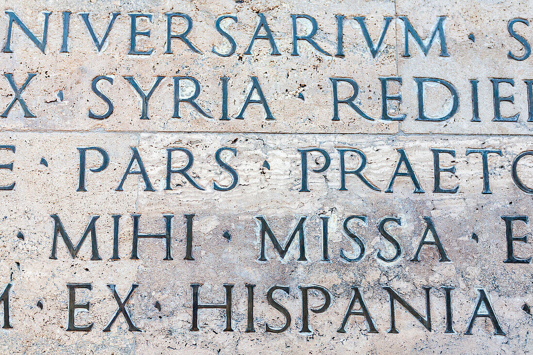 Nahaufnahme eines lateinischen Textes der Ara Pacis in Rom,der Hispania erwähnt.