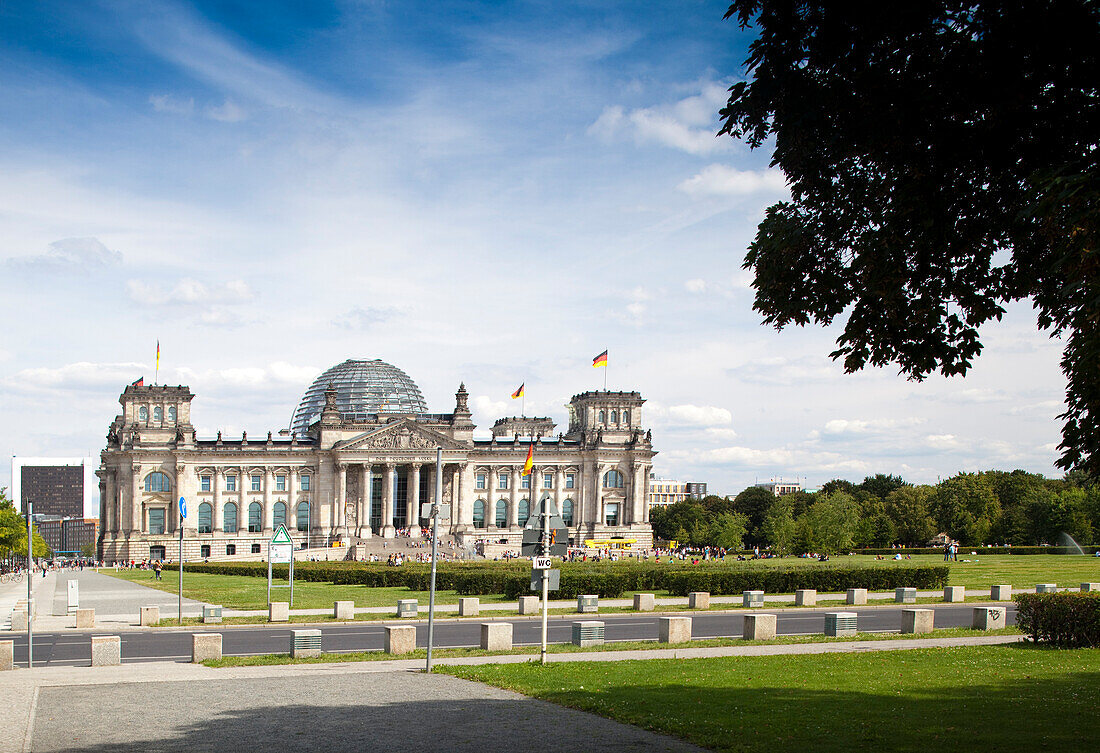 Das Reichstagsgebäude in Berlin ragt mit seiner ikonischen Kuppel in den klaren Himmel und lädt Besucher dazu ein,seine Geschichte zu erkunden.