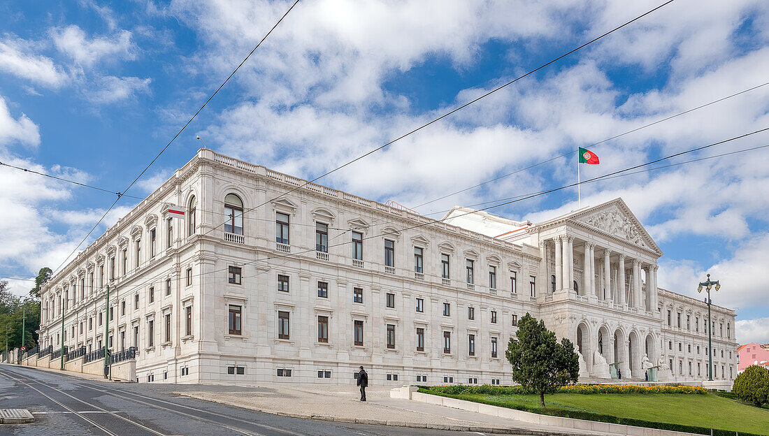 Der Sao Bento Palast,Sitz des portugiesischen Parlaments,steht stolz in Lissabons pulsierender Stadtlandschaft unter einem teilweise bewölkten Himmel.