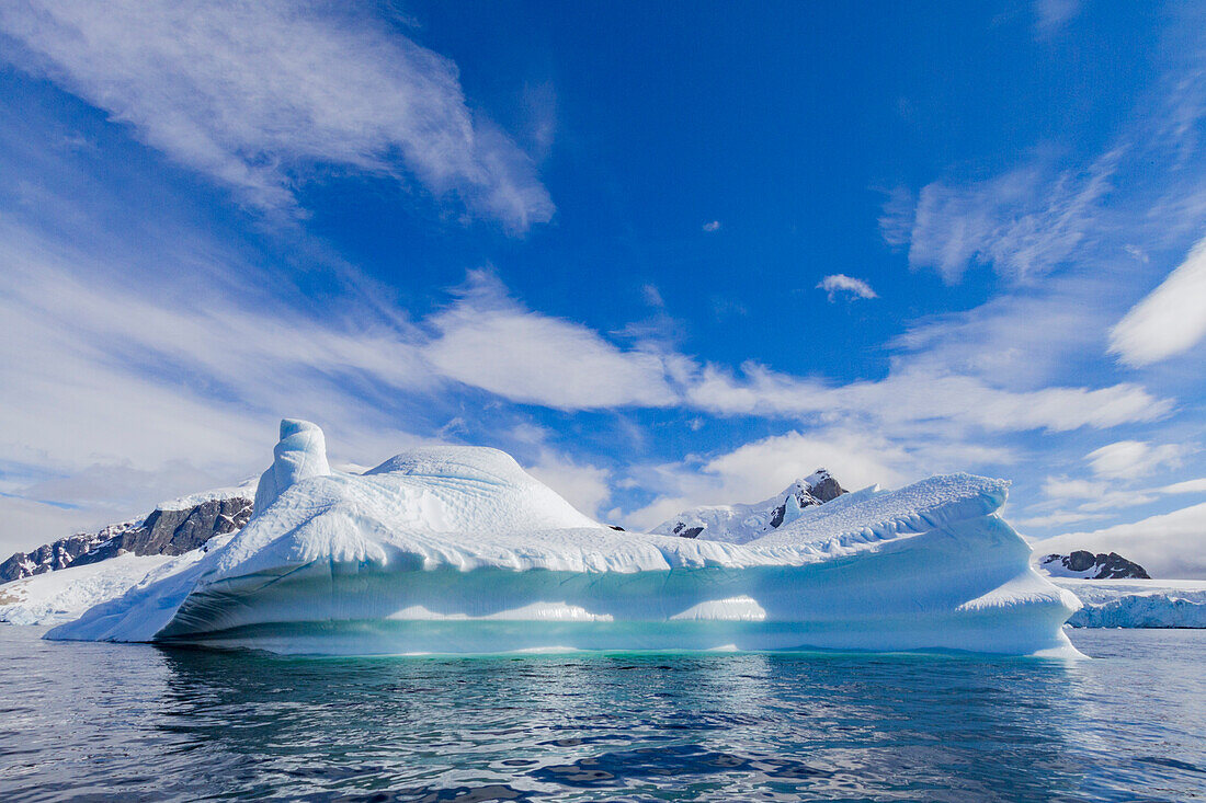 Eisberg im Lemaire-Kanal auf der Westseite der Antarktischen Halbinsel während der Sommermonate,Südlicher Ozean,Polarregionen