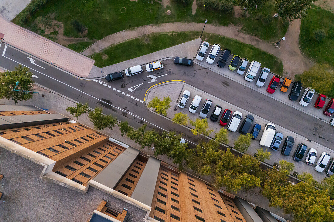 Luftaufnahme eines öffentlichen Parkplatzes von außen