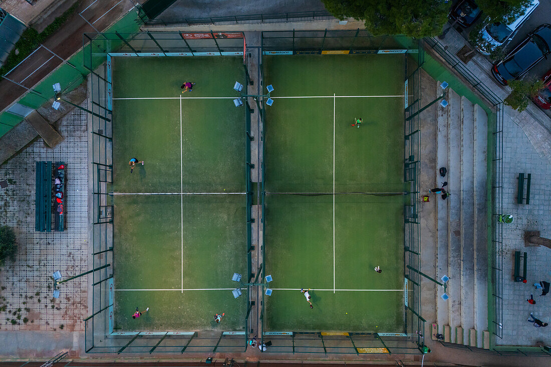 Vertikale Luftaufnahme von Menschen,die Paddle-Tennis spielen