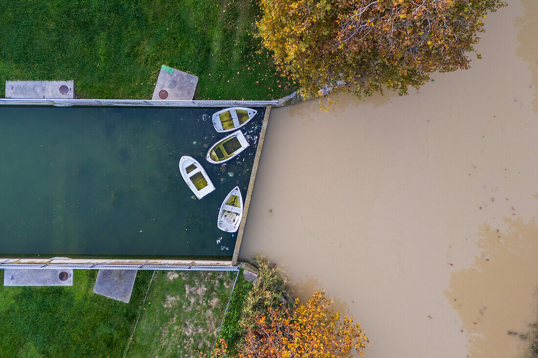 Luftaufnahme von Ruderbooten auf einem künstlichen See neben dem Kanal