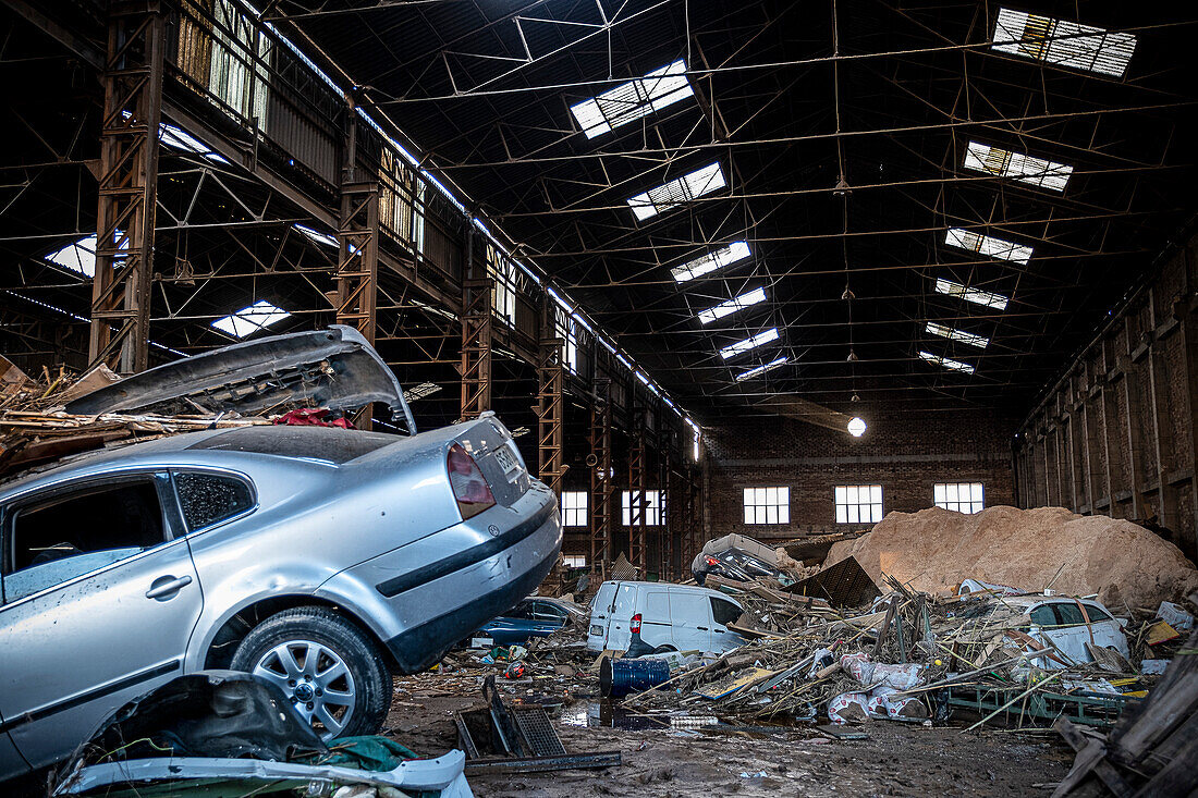 Innenraum einer Fabrik. Auswirkungen der DANA-Überschwemmungen vom 29. Oktober 2024 in der Straße 19 Alicante,Sedavi,Comunidad de Valencia,Spanien