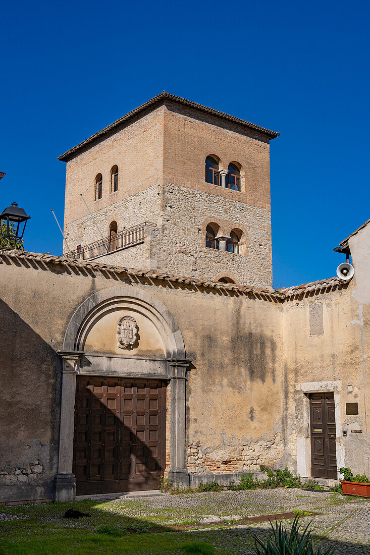 Ein Turm in der Benediktinerabtei Santa Maria in Farfa,Italien.