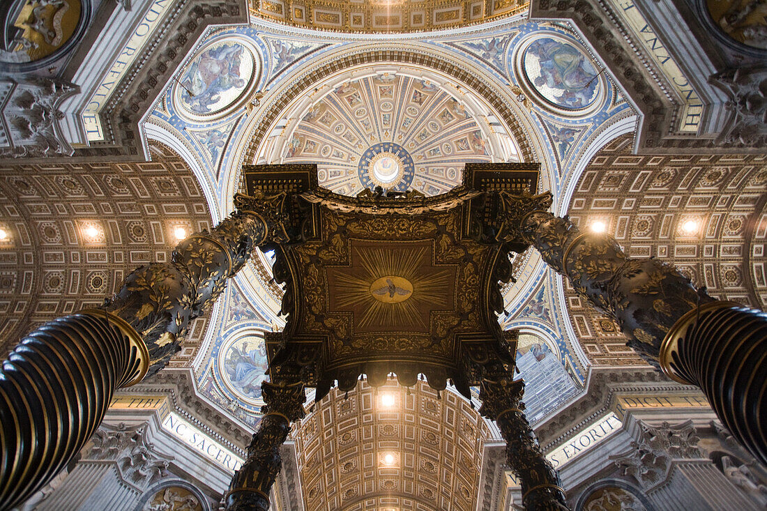 Rom,Italien,22. Juli 2017,Dieses atemberaubende Kunstwerk zeigt das komplizierte Design des Petersdoms Baldacchino und unterstreicht seine Größe und historische Bedeutung.