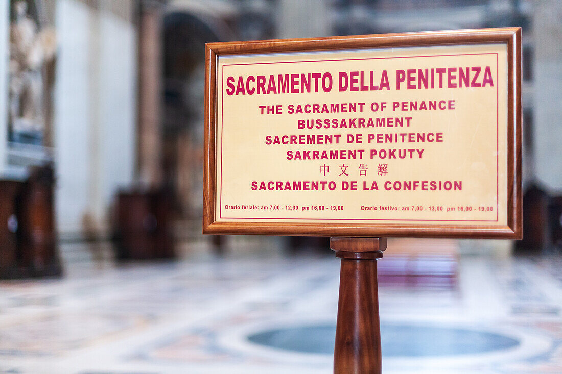 Rom,Italien,22. Juli 2017,Ein Schild zeigt den Zeitplan für das Bußsakrament im Petersdom an und leitet die Besucher durch die spirituellen Möglichkeiten.