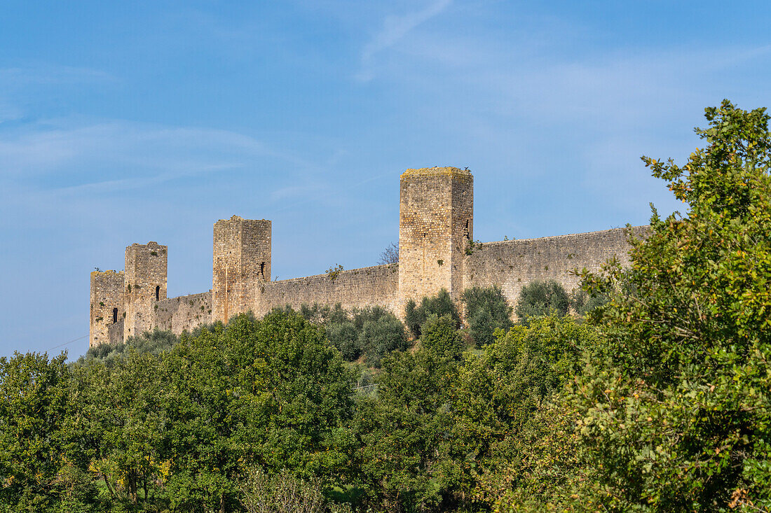 Wachtürme auf der Mauer der mittelalterlichen Stadt Monteriggioni,Siena,Toskana,Italien. Von außen betrachtet.