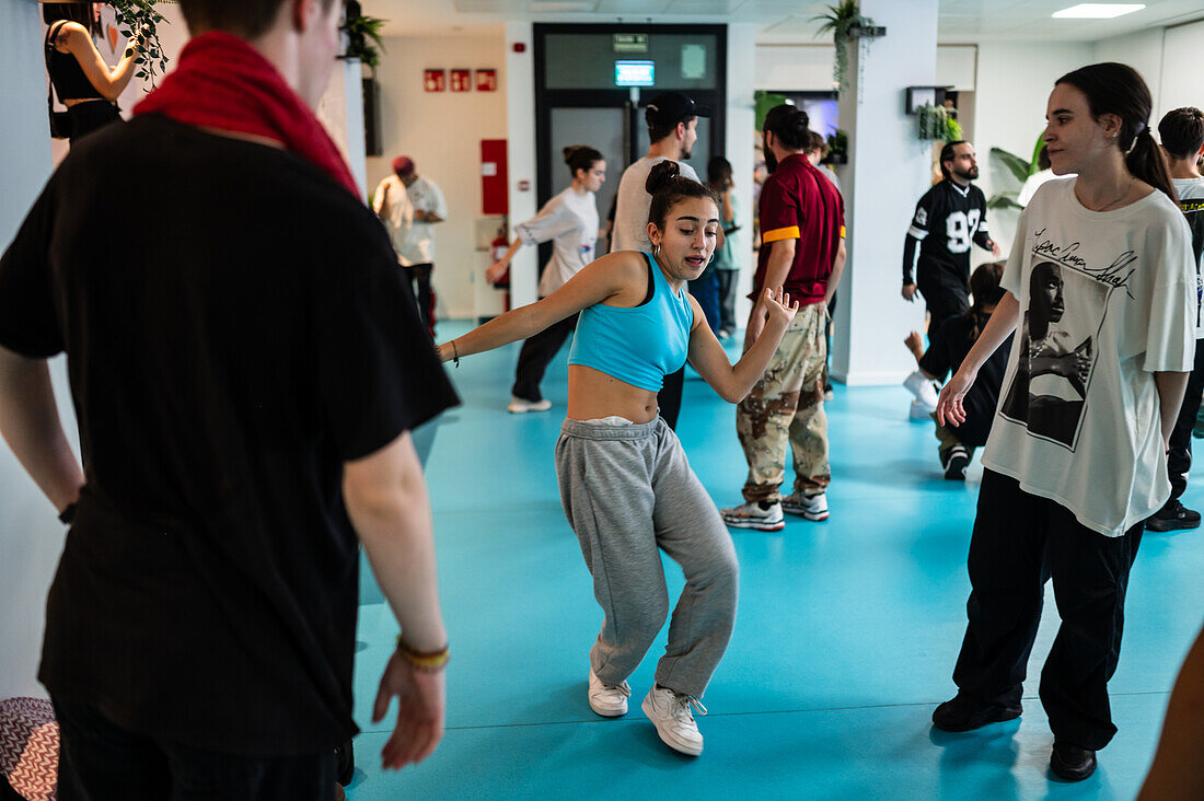 Junge Tänzerinnen und Tänzer treffen sich im Rahmen der MAF-Battle-Veranstaltung,einer urbanen Streetdance-Veranstaltung in Zaragoza,Spanien.