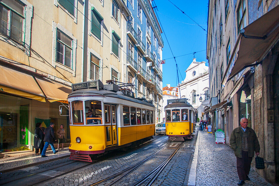 Lissabon,Portugal,1. März 2007,Zwei Straßenbahnen fahren entlang der Rua da Conceicao und fangen das pulsierende Stadtleben von Baixa,Lissabon,mit Gebäuden und klarem blauen Himmel ein.