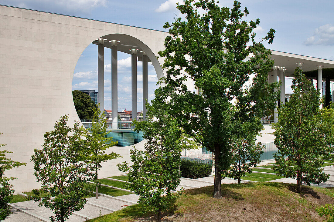 Das Bundeskanzleramt in Berlin verbindet modernes Design mit Grün und unterstreicht die moderne deutsche Architektur.