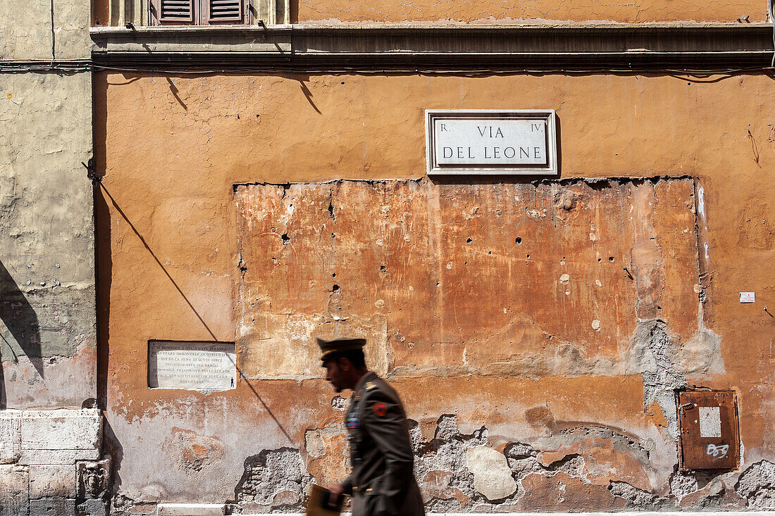 Rom,Italien,Juli 2017,Soldaten patrouillieren in der Calle Leone in Rom und sorgen für Sicherheit in einem historischen Viertel der Stadt.