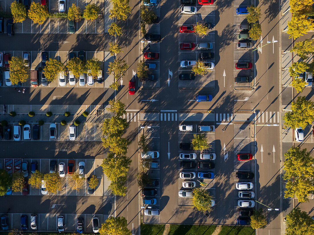 Luftaufnahme eines Parkplatzes in einem Einkaufszentrum