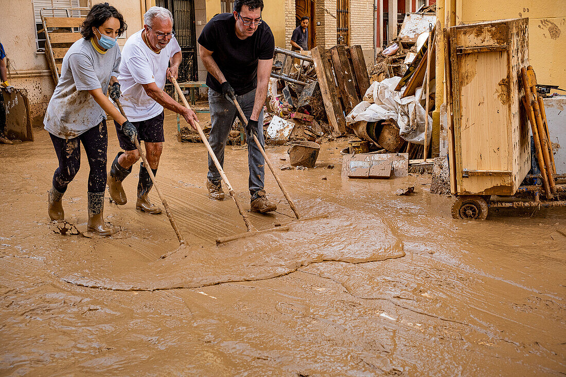 People cleaning. Effects of the DANA floods of October 29, 2024, Pelayo street, Paiporta, Comunidad de Valencia, Spain