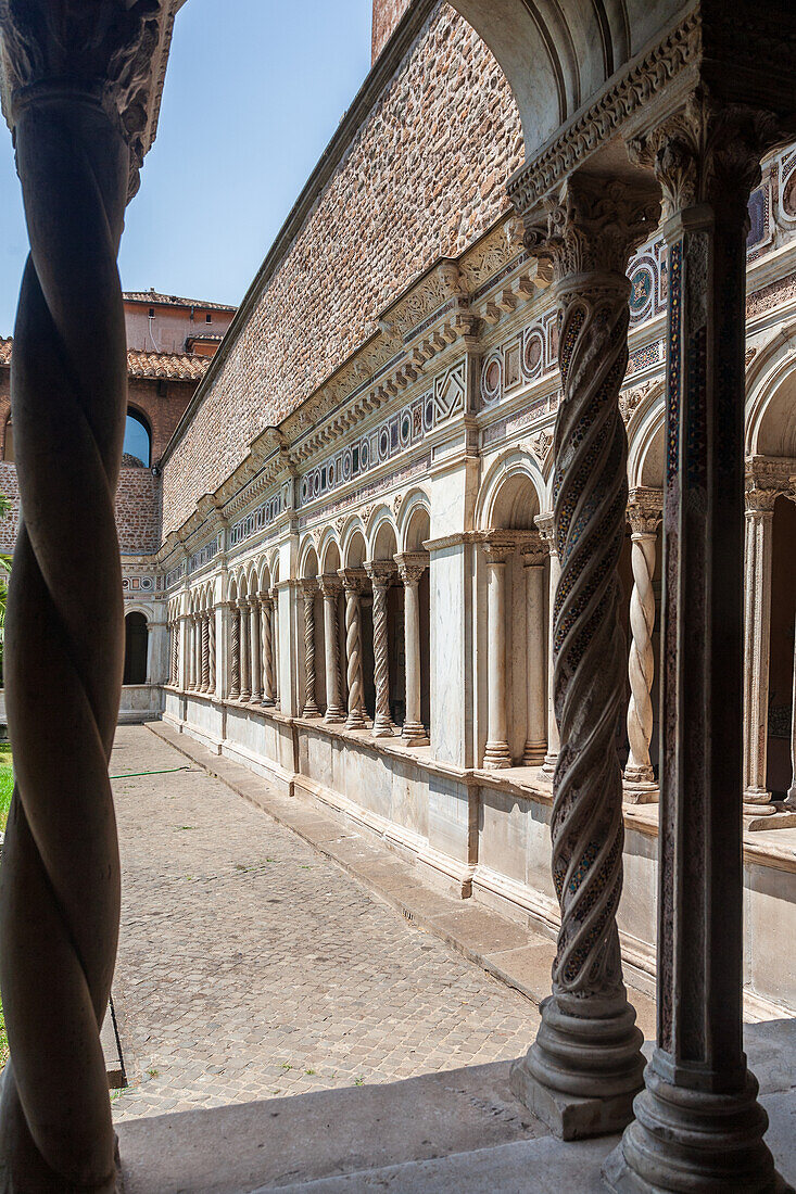 Rom,Italien,22. Juli 2017,Der ruhige Kreuzgang des Lateran zeigt elegante Bögen und üppiges Grün und unterstreicht die friedliche Atmosphäre dieser historischen Stätte.