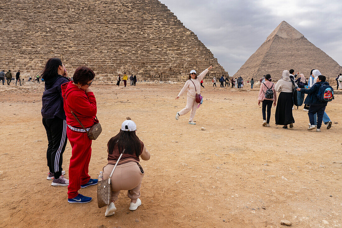 Touristen in der Anlage der Großen Pyramiden in Gizeh,Ägypten.