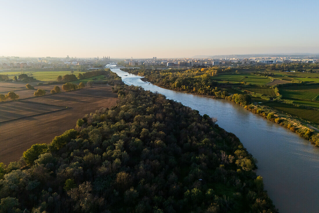 Luftaufnahme des Flusses Ebro,der durch das Gebiet La Alfranca in Zaragoza,Spanien,fließt