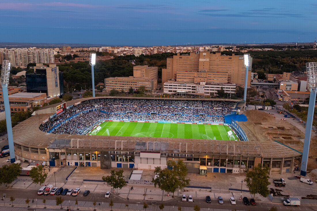 Luftaufnahme des Romareda-Fußballstadions während eines Spiels von Real Saragossa gegen UD Almeria