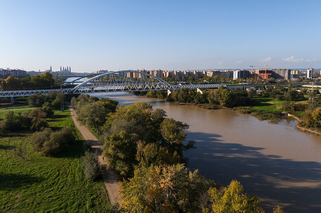 Luftaufnahme der Eisenbahnbrücke über den Ebro in Zaragoza