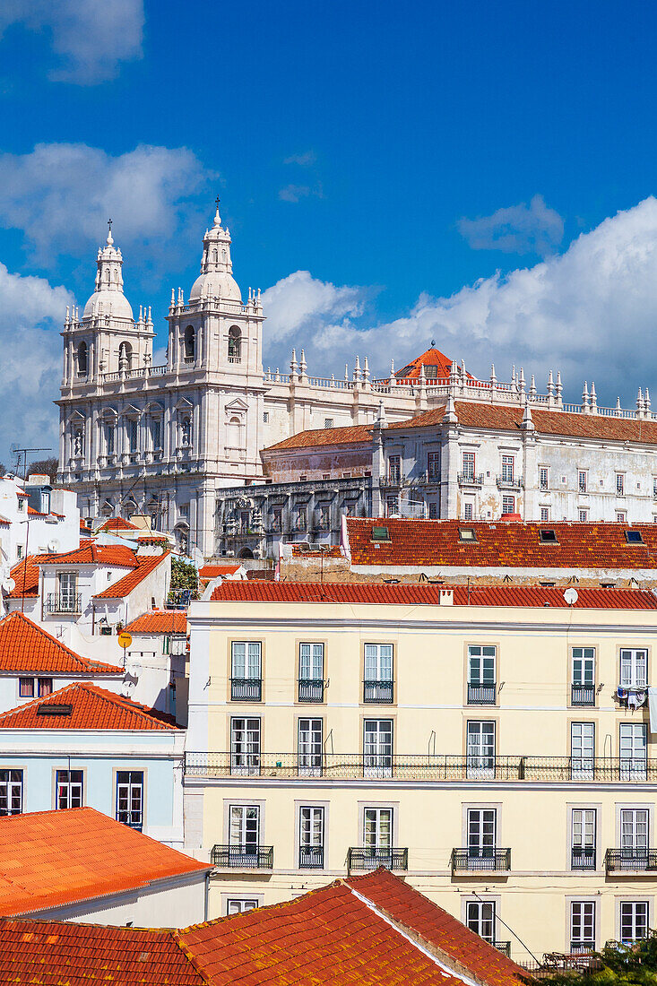 Genießen Sie einen atemberaubenden Blick auf Lissabon vom Aussichtspunkt Santa Luzia,der die Kirche Sao Miguel und die pulsierenden Dächer der Stadt hervorhebt.