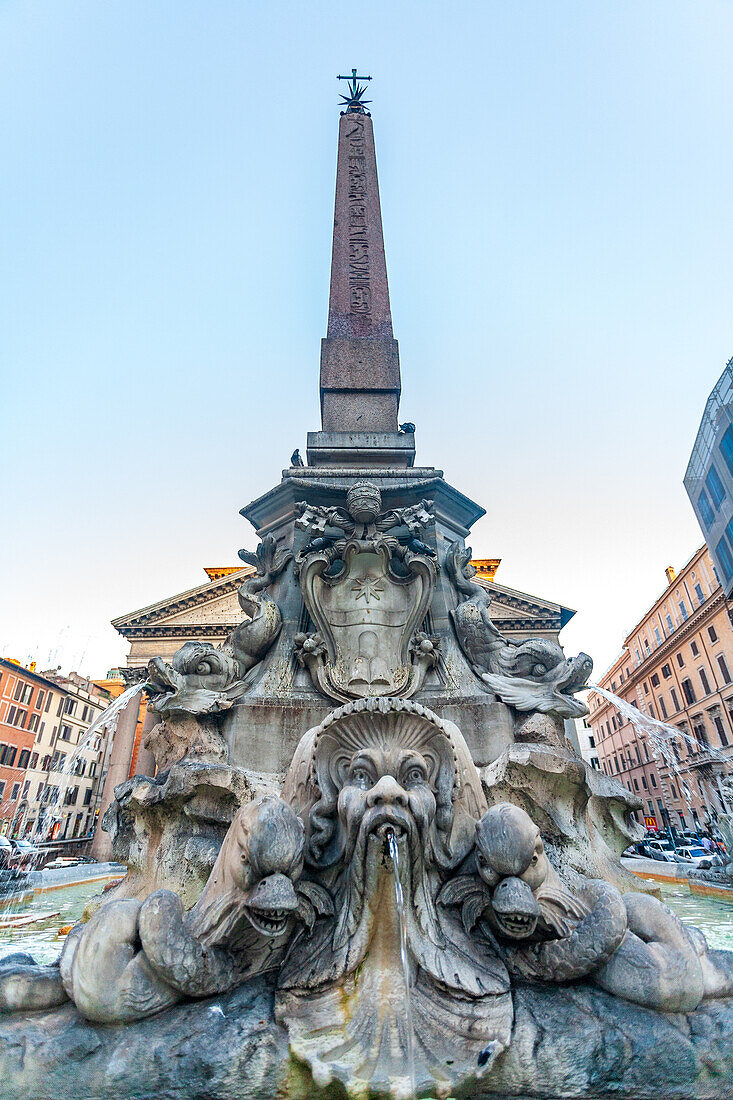 Fontana del Pantheon mit antikem Obelisken im historischen Zentrum von Rom.