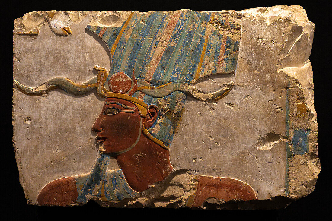 Eine Kalksteinschnitzerei,die König Thutmosis III. mit der Atef-Krone darstellt,Luxor Museum,Luxor,Ägypten.