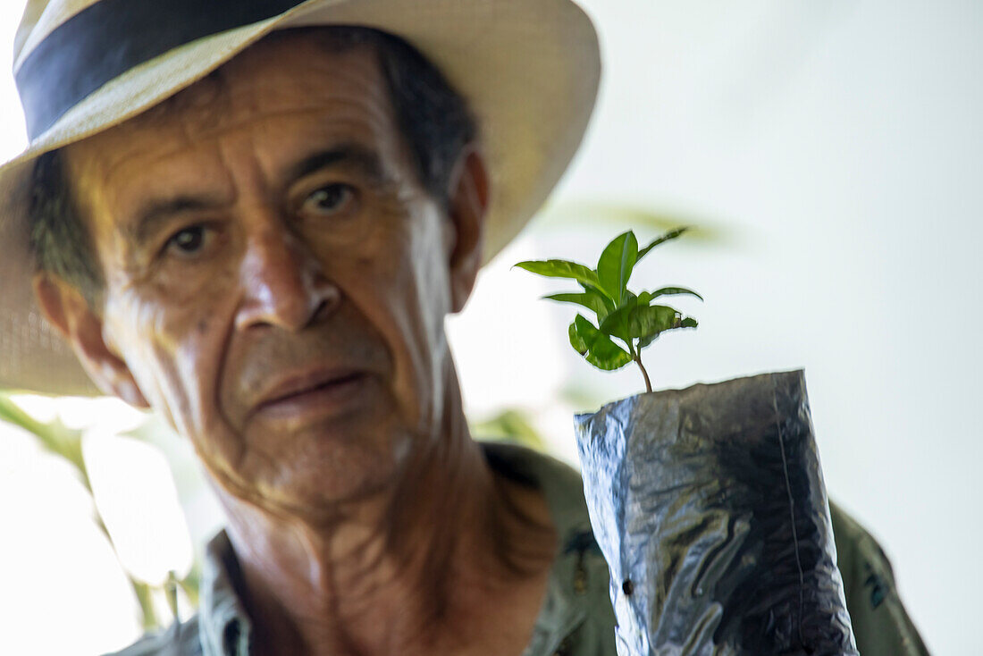 Don Andres ist in dritter Generation Eigentümer der Finca Los Angeles in Jardin,Kolumbien. Er und seine Familie produzieren exzellenten Bio-Arabica-Kaffee aus eigener Herstellung.